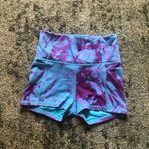 Fabletics Oasis High-Waisted Pocket Shorts 2”